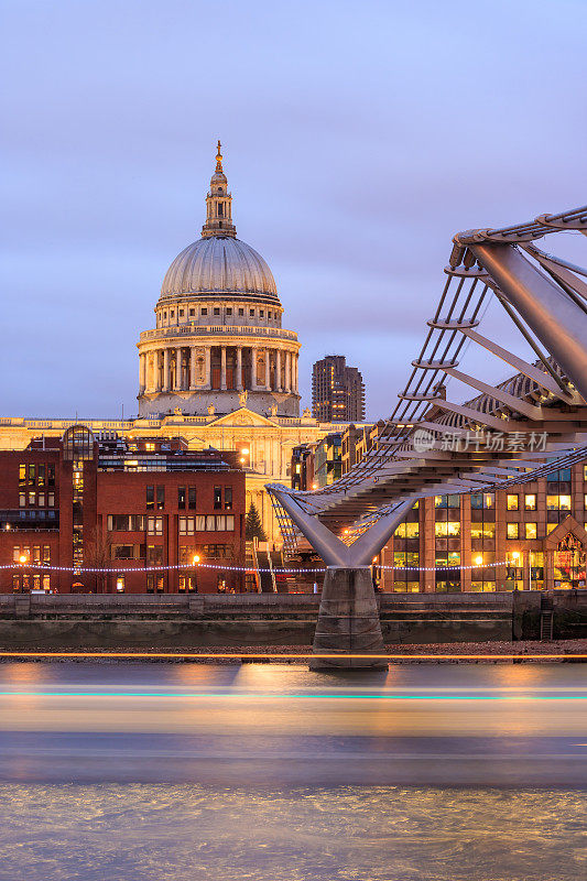 伦敦的天际线上有圣保罗大教堂和千禧桥