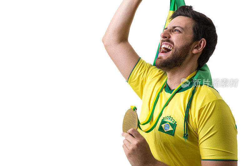 在白色背景下庆祝的巴西年轻球迷