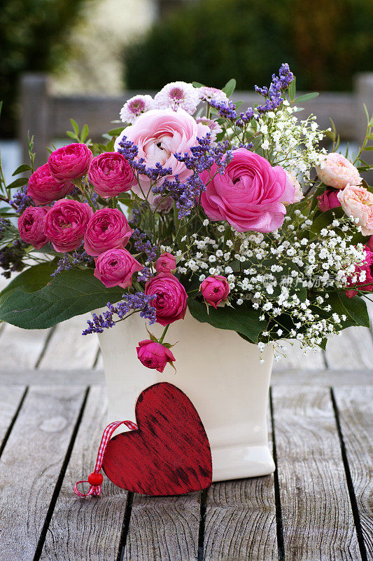 带有粉红色玫瑰的浪漫花束