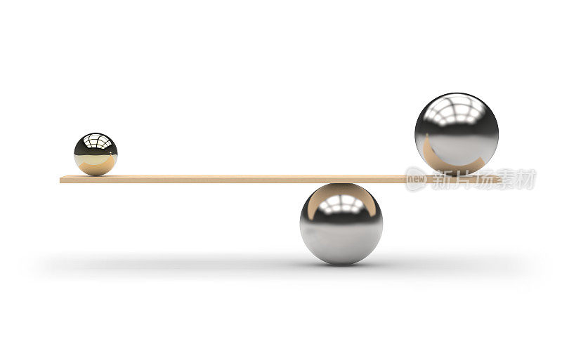 小金属球与大金属球在跷跷板上保持平衡