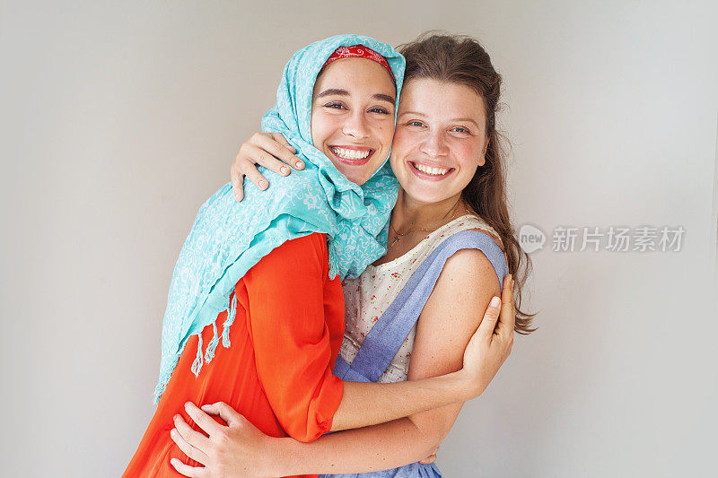 穆斯林和基督教女孩互相拥抱