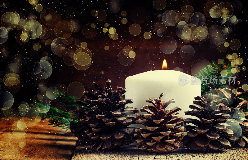 圣诞节或新年的作文用燃烧的蜡烛