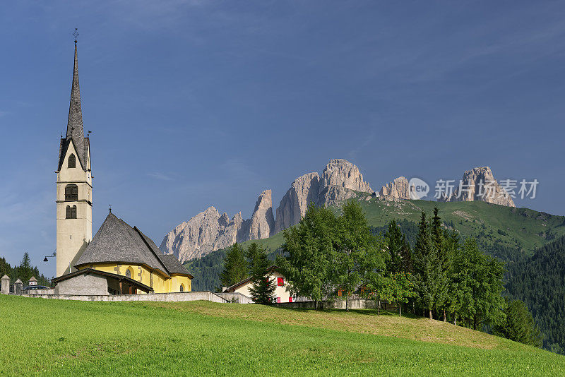 蓝天下的田野风景