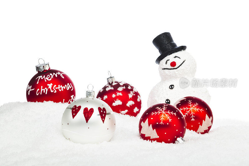 雪地里的红色圣诞装饰物