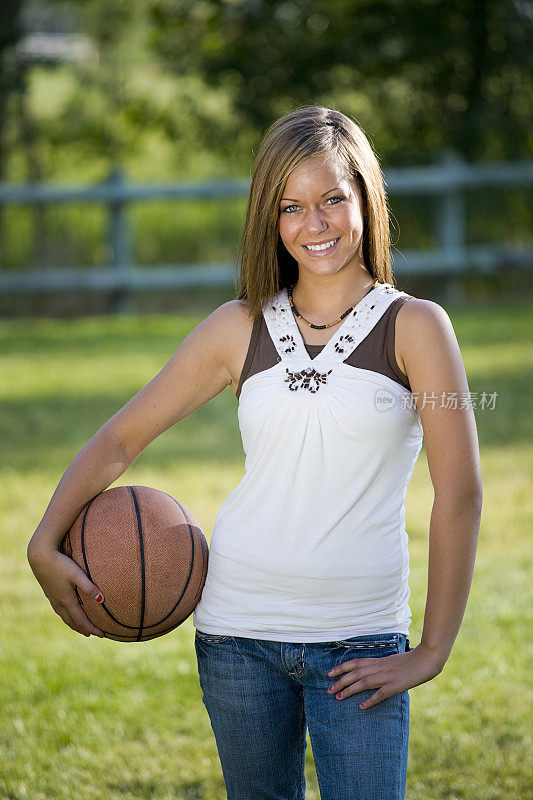 手持篮球的少女