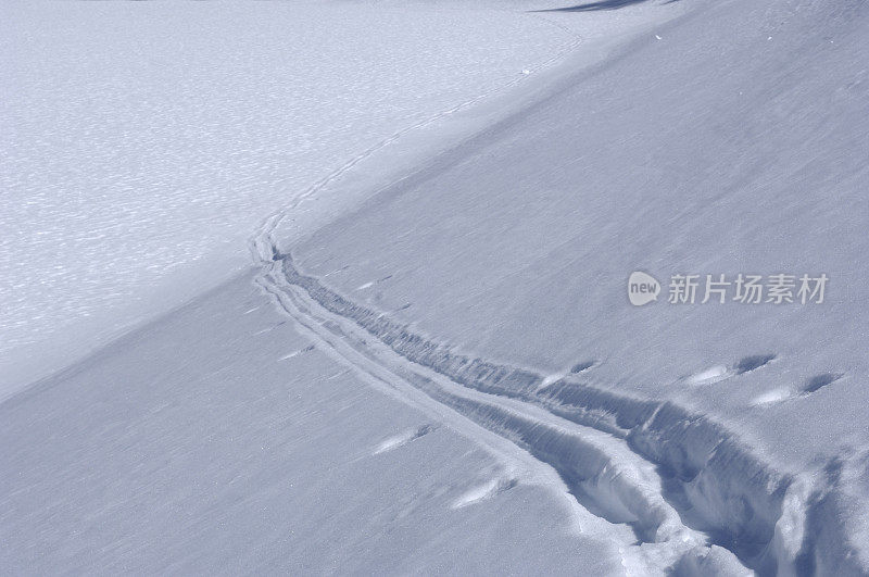 在白雪覆盖的山上可以看到孤独的滑雪道