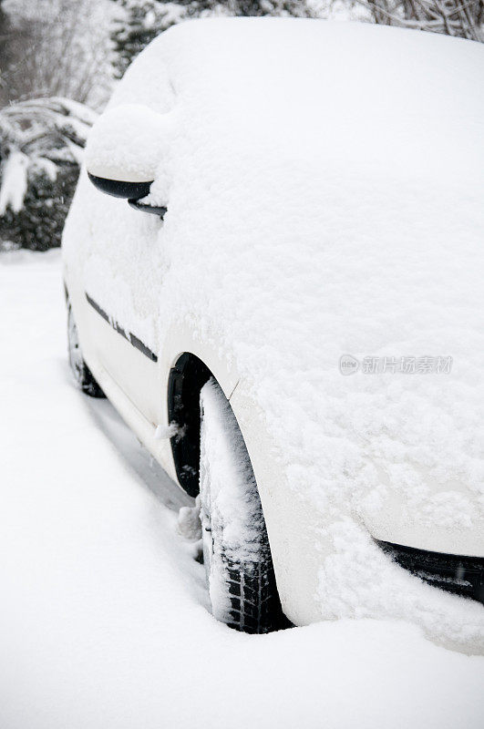 汽车被雪覆盖——德国的冬天