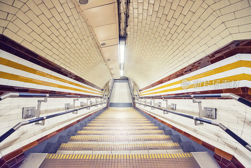英国伦敦复古地铁站楼梯