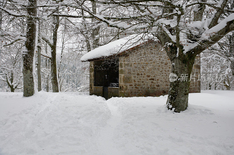 雪中的教堂