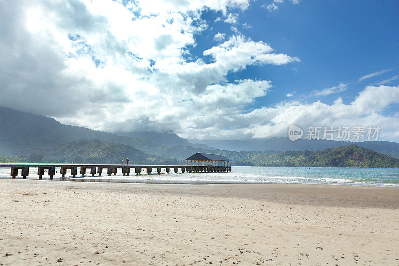 游客在夏威夷考艾岛的哈纳雷海湾码头度假