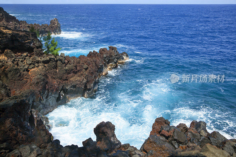 夏威夷风景优美的火山熔岩海岸线。