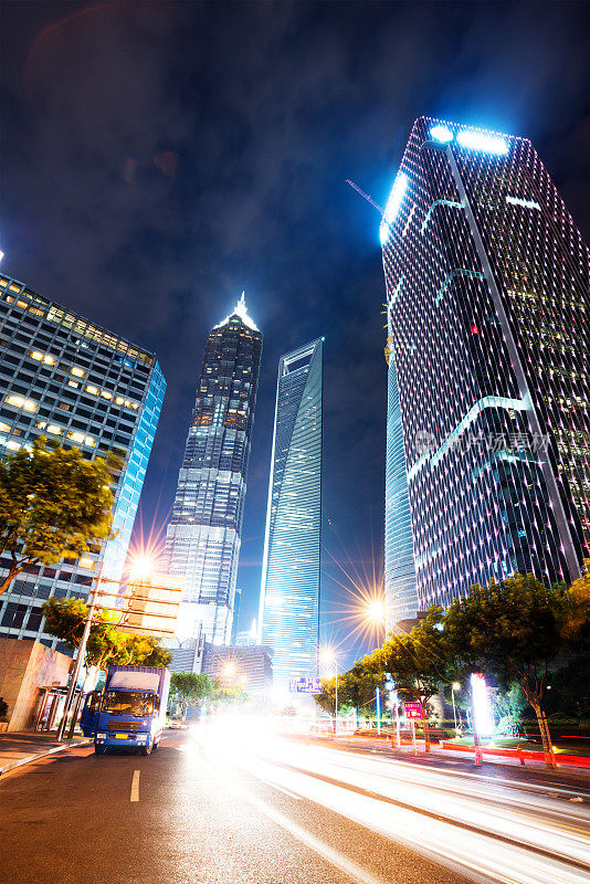 现代城市夜间交通场景