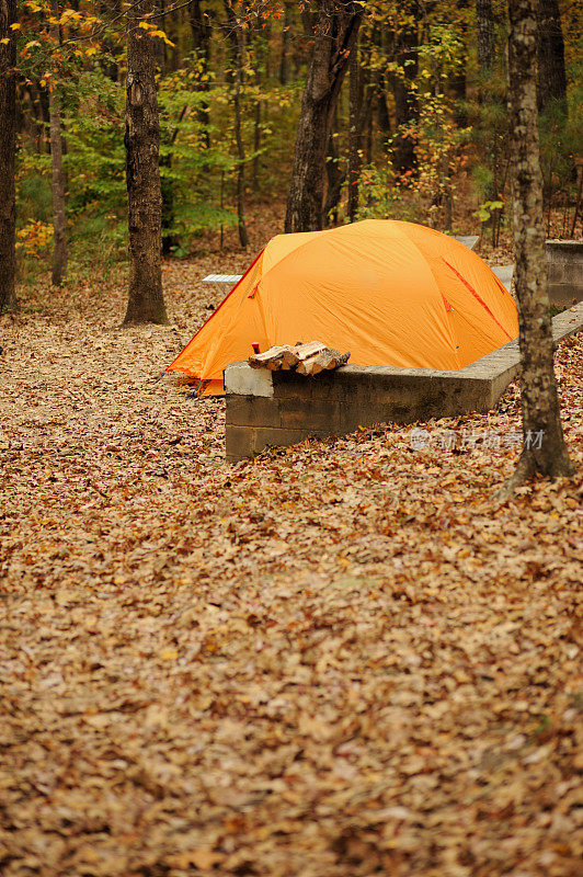 露营地的橙色帐篷