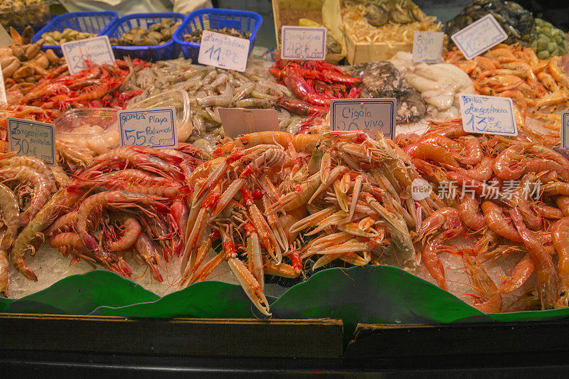 在西班牙巴塞罗那的鱼市卖海鲜