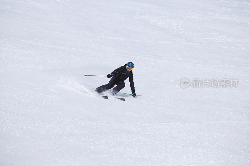 男子滑雪者滑雪雕刻技术在高速