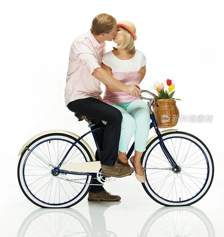 一对情侣在自行车上接吻