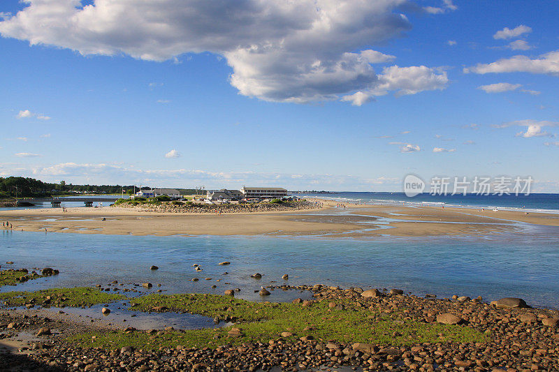 新英格兰缅因州的Ogunquit海滩，岩岸和蓝天。