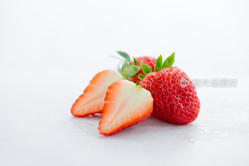 草莓孤立在白色背景上
