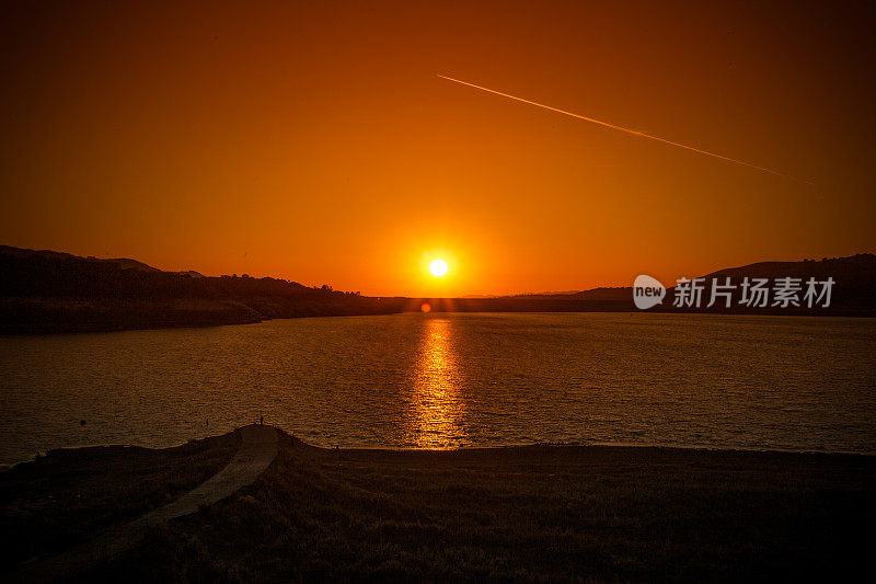 海滩附近海面上的日落