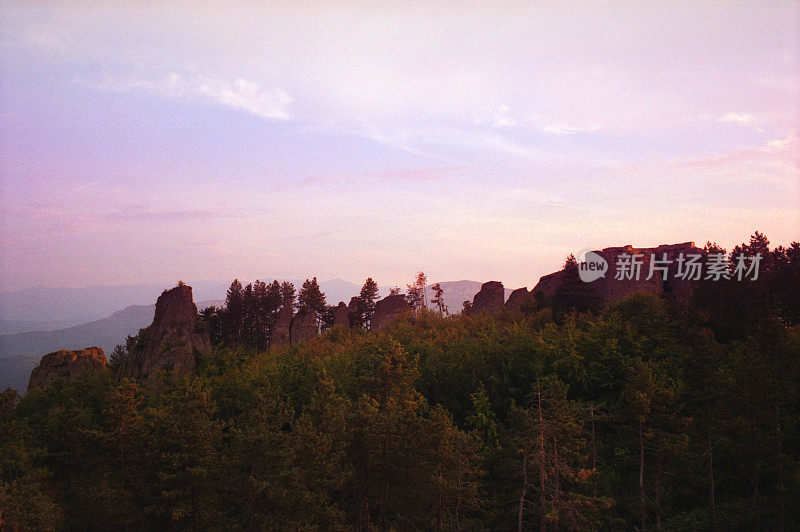 日落在Belogradchik岩石。