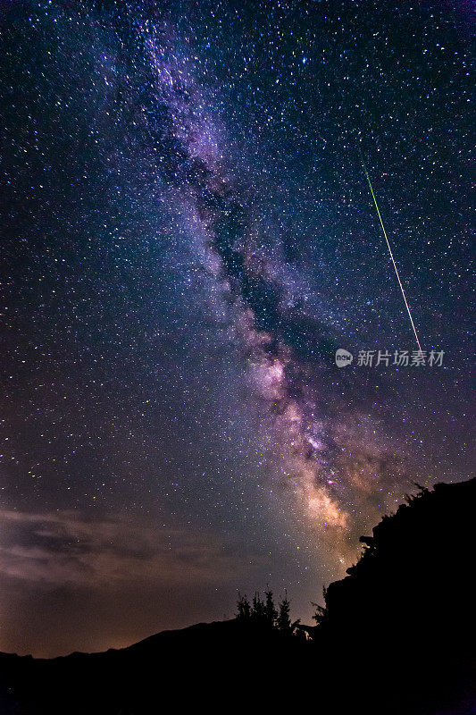 明亮的流星与银河系清晰的星夜