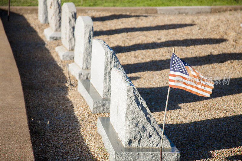 美国国旗在墓上，墓碑在墓地。其他的墓碑。