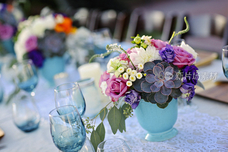 为活动或婚礼安排餐桌花卉