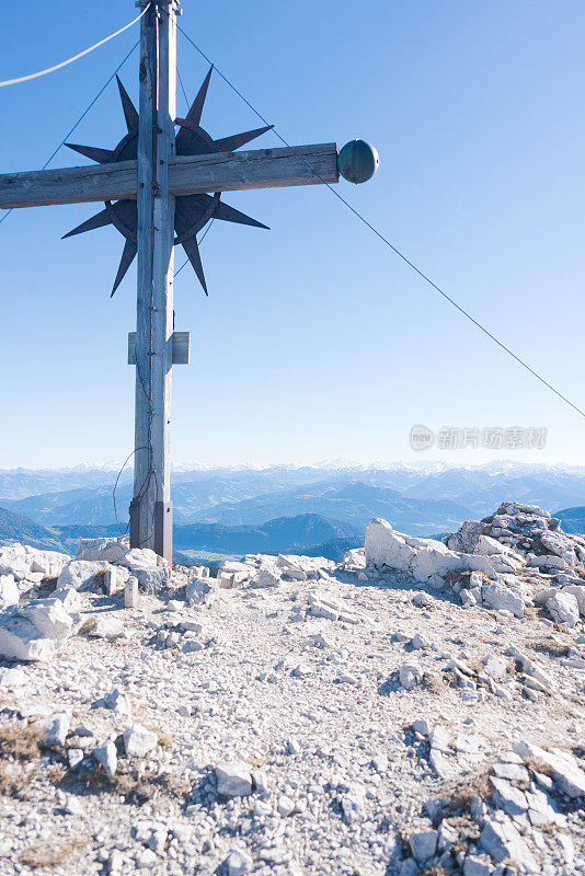 在阿尔卑斯山的山全景-从guffertspitze峰交叉的观点