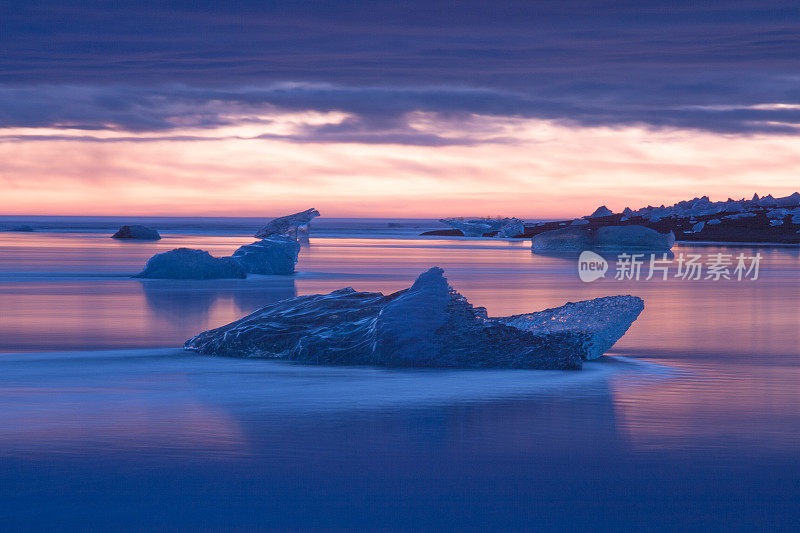 冰岛Jokulsarlon海中的冰山