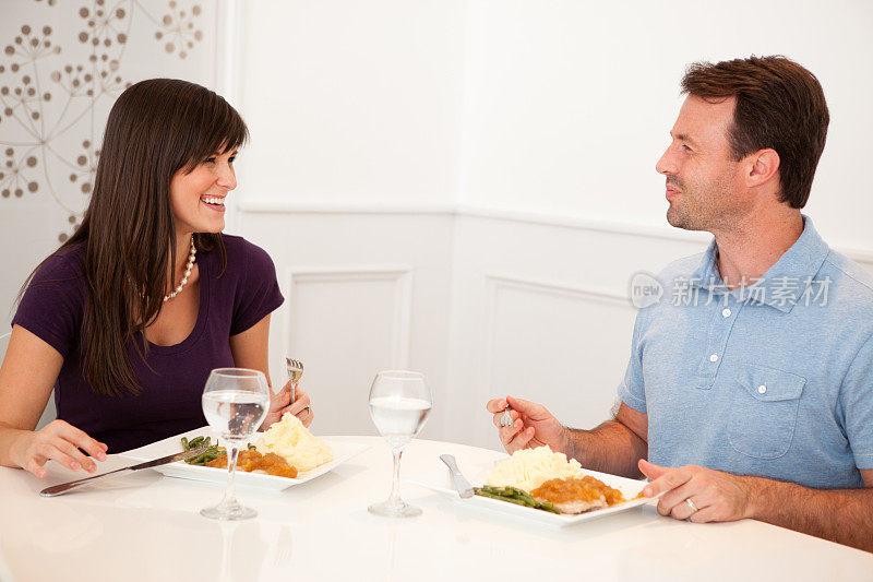 一对夫妇在家里吃晚餐的彩色图像