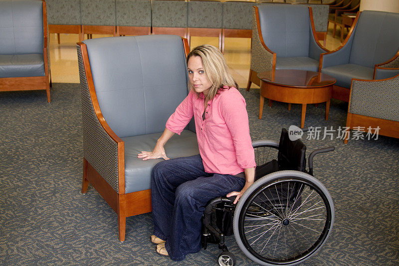 坐轮椅的妇女转坐轮椅第一部分