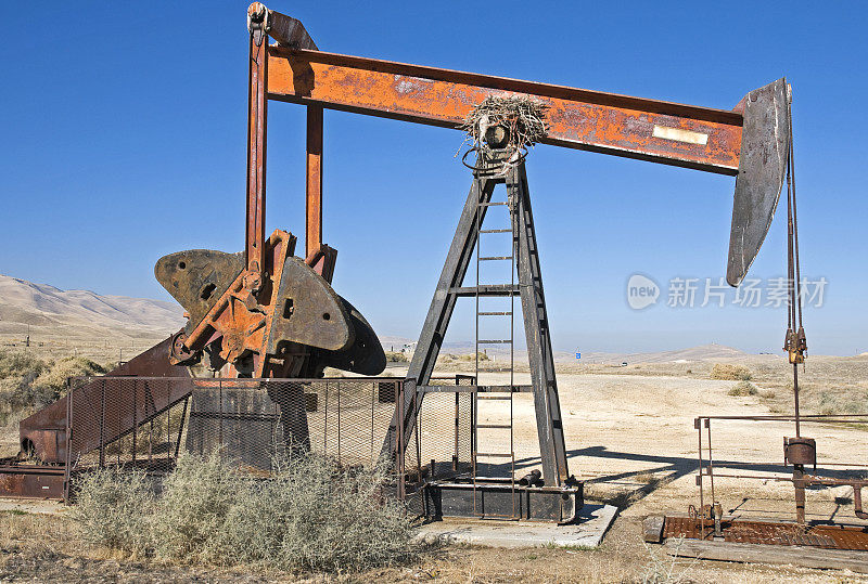 加利福尼亚油井中废弃的抽油泵千斤顶