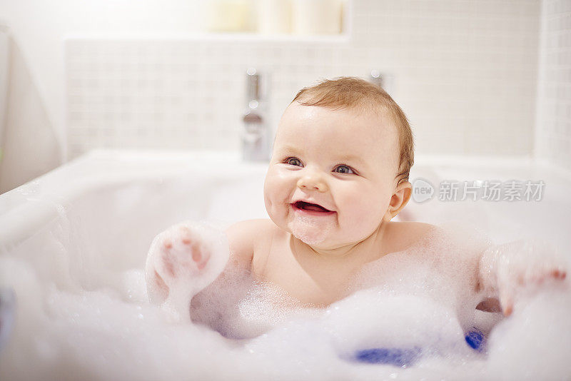 小男孩在他的泡泡浴里笑