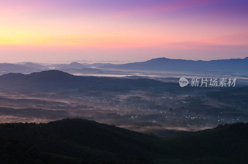 美丽的日出在薄雾清晨的山。