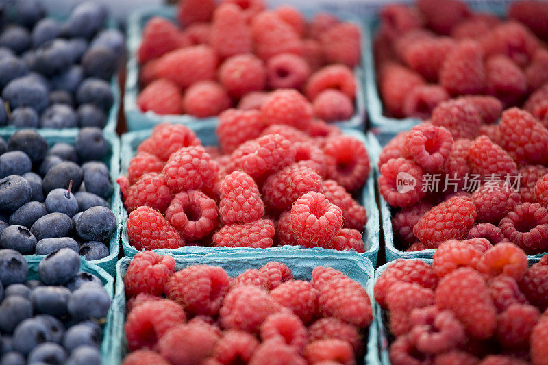 农贸市场的新鲜浆果、树莓和蓝莓