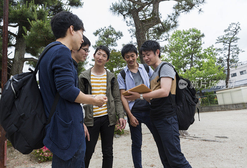 日本学生与朋友同学在日本京都聚会