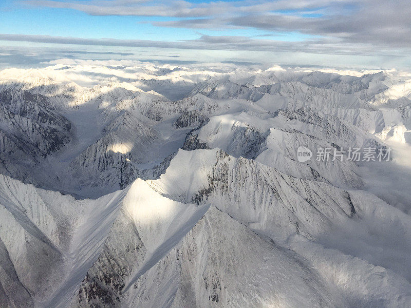 阿拉斯加布鲁克斯山脉鸟瞰图与雪和天空