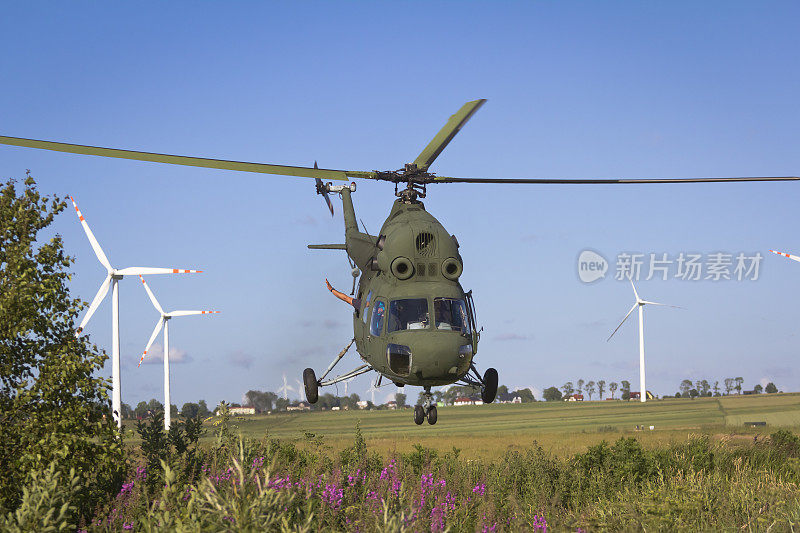 苏联直升机米-2正在飞行中