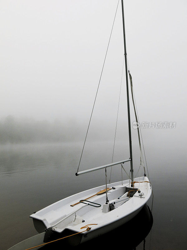 泊在阿迪朗达克的帆船，萨拉纳克湖，雾蒙蒙的早晨