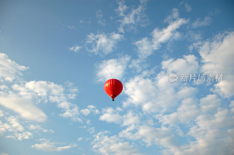 在天空中飞翔