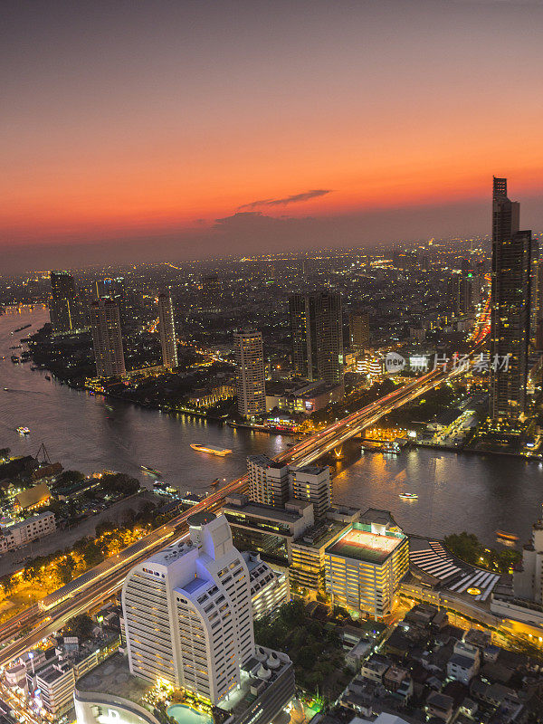 鸟瞰图曼谷城市景观在日落