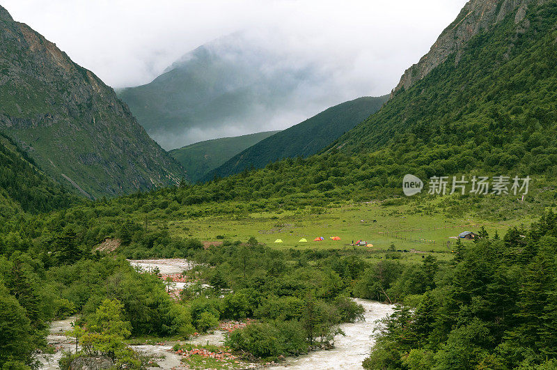 中国四川康定哲多河旁的营地