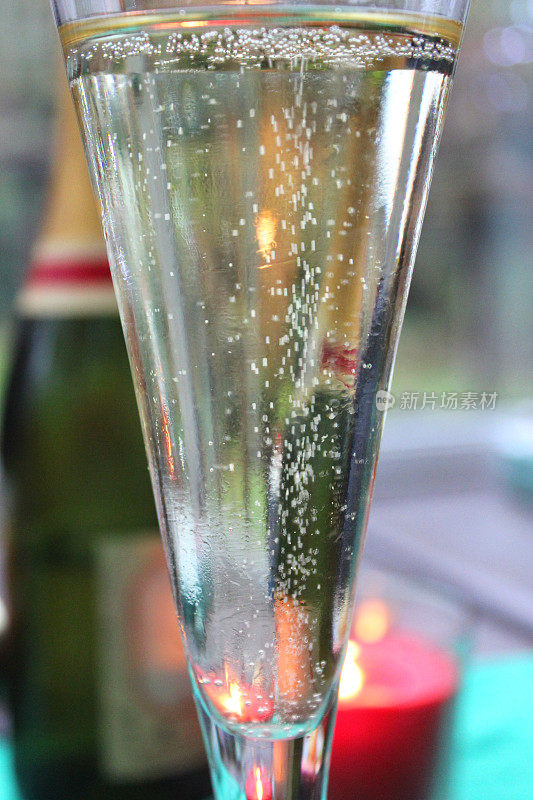 香槟长笛杯装满起泡白葡萄酒的形象