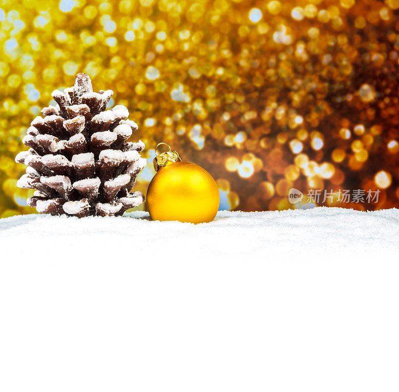 圣诞树上有雪和黄色的小玩意