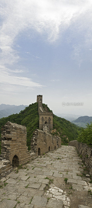 长城上的城垛、瞭望塔、青山垂旗