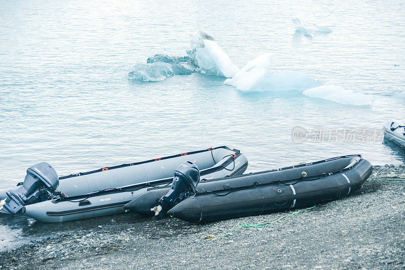 在冰岛Jökulsárlón冰川湖上的小船