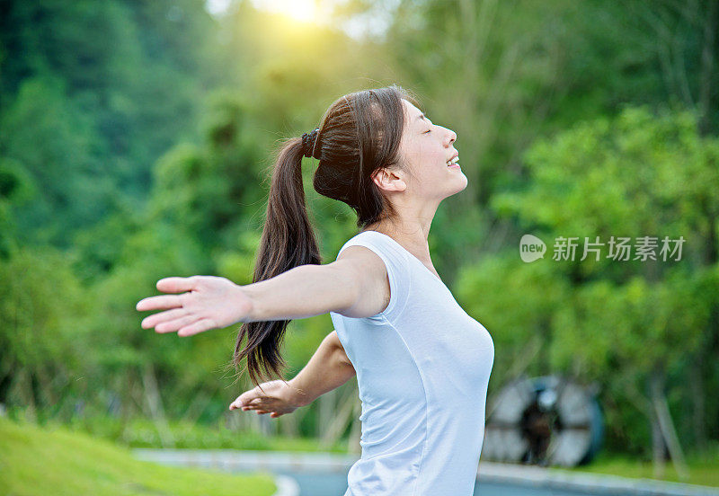 美丽的亚洲女人享受新鲜空气