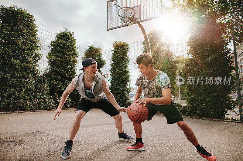 两个年轻人在打篮球