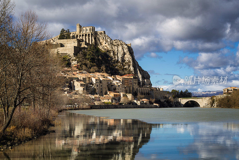 修女城堡，防御工事，乌云密布的杜兰斯河。南阿尔卑斯山,法国
