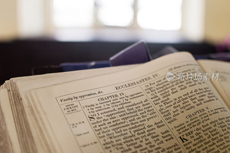 中世纪英国教堂讲坛上的圣经